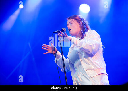 Norwegen, Bergen - 16. Juni 2018. Die norwegische Sängerin und Songwriterin Halie führt ein Live Konzert während der norwegischen Musik Festival Bergenfest 2018 in Bergen. (Foto: Gonzales Foto - Jarle H. Moe). Stockfoto