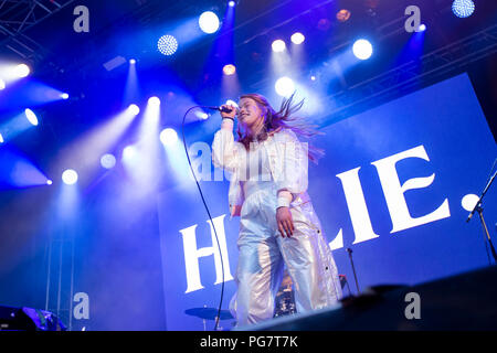 Norwegen, Bergen - 16. Juni 2018. Die norwegische Sängerin und Songwriterin Halie führt ein Live Konzert während der norwegischen Musik Festival Bergenfest 2018 in Bergen. (Foto: Gonzales Foto - Jarle H. Moe). Stockfoto