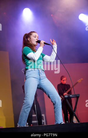 Norwegen, Bergen - 16. Juni 2018. Die norwegische Sängerin und Songwriterin Sigrid führt ein Live Konzert während der norwegischen Musik Festival Bergenfest 2018 in Bergen. (Foto: Gonzales Foto - Jarle H. Moe). Stockfoto