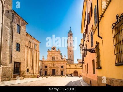 Fassade der St. Johannes Kirche in Parma Stockfoto