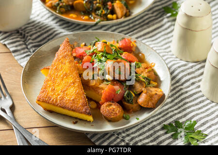 Gebratene Polenta mit Wurst Eintopf bereit zu Essen Stockfoto