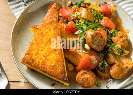 Gebratene Polenta mit Wurst Eintopf bereit zu Essen Stockfoto