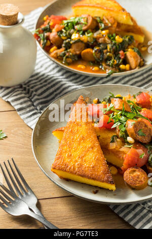 Gebratene Polenta mit Wurst Eintopf bereit zu Essen Stockfoto