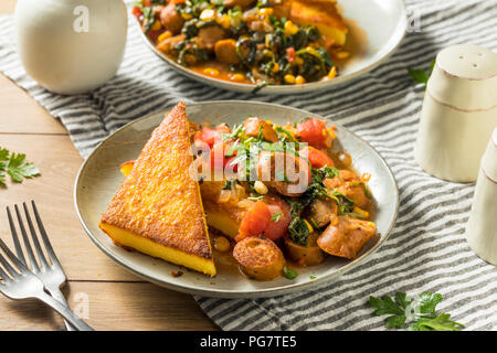 Gebratene Polenta mit Wurst Eintopf bereit zu Essen Stockfoto