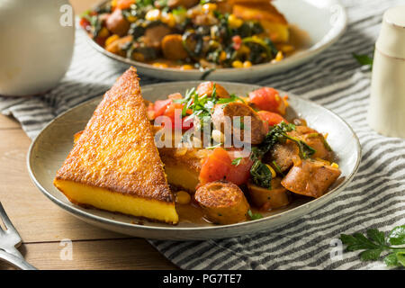 Gebratene Polenta mit Wurst Eintopf bereit zu Essen Stockfoto