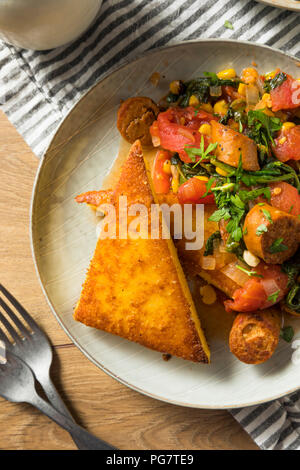 Gebratene Polenta mit Wurst Eintopf bereit zu Essen Stockfoto