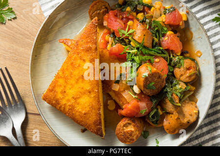 Gebratene Polenta mit Wurst Eintopf bereit zu Essen Stockfoto