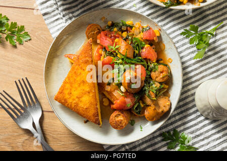 Gebratene Polenta mit Wurst Eintopf bereit zu Essen Stockfoto