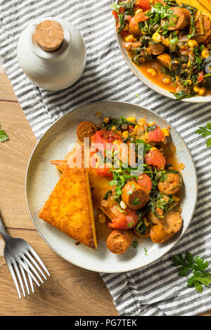 Gebratene Polenta mit Wurst Eintopf bereit zu Essen Stockfoto