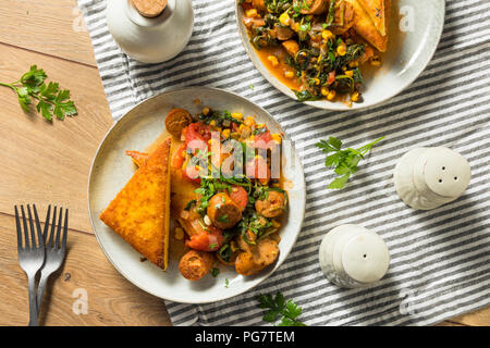 Gebratene Polenta mit Wurst Eintopf bereit zu Essen Stockfoto