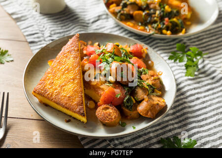 Gebratene Polenta mit Wurst Eintopf bereit zu Essen Stockfoto