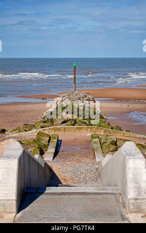 Schritte zu Rossall Strand, im Meer Verteidigungsanlagen gebaut Stockfoto