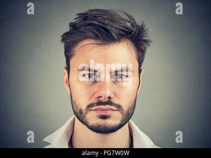 Closeup Portrait einer jungen schönen Bart Mann mit weißem T-Shirt Stockfoto