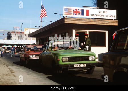 Ostdeutsche fahren ihre Fahrzeuge durch Checkpoint Charlie als Sie entspannt reisen Einschränkungen West Deutschland zu besuchen. Stockfoto