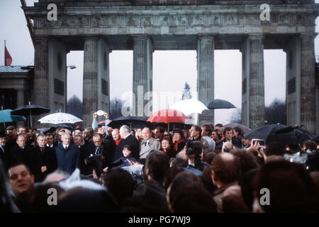 Bundeskanzler Helmut Kohl, DDR-Präsident Hans Modrow, und Westen und Osten Berlins Bürgermeister und Moper Giczy nehmen an der offiziellen Eröffnung des Brandenburger Tor. Stockfoto