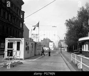 Ein Blick auf den Checkpoint Charlie, den Grenzübergang für Ausländer, die zu Besuch sind Osten Berlin. Stockfoto