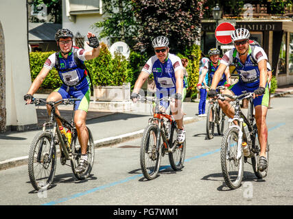 Gruppe der deutschen Freunde Reiten durch Kitzbühel in Österreich Stockfoto
