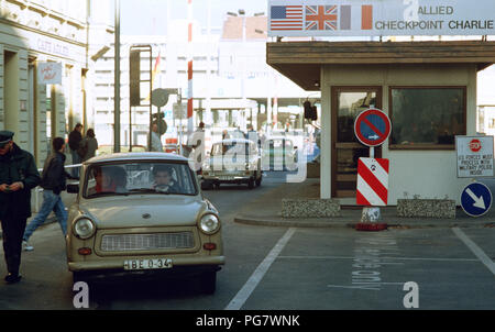 Ostdeutsche fahren ihre Fahrzeuge durch Checkpoint Charlie als Sie entspannt reisen Einschränkungen West Deutschland zu besuchen. Stockfoto