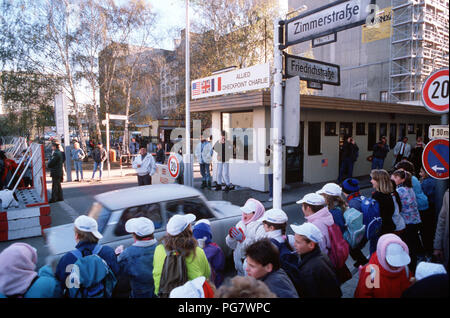 Ostdeutsche fahren ihre Fahrzeuge durch Checkpoint Charlie als Sie entspannt reisen Einschränkungen West Deutschland zu besuchen. Stockfoto