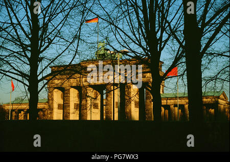 Die DDR-Flagge auf dem Brandenburger Tor. Stockfoto