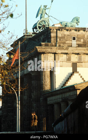 Osten deutsche Polizisten stehen vor dem Brandenburger Tor. Stockfoto