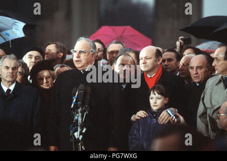 Bundeskanzler Helmut Kohl, DDR-Präsident Hans Modrow, und Westen und Osten Berlins Bürgermeister und Moper Giczy nehmen an der offiziellen Eröffnung des Brandenburger Tor. Stockfoto