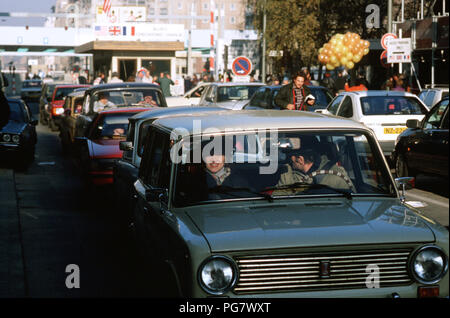 Ostdeutsche fahren ihre Fahrzeuge durch Checkpoint Charlie als Sie entspannt reisen Einschränkungen West Deutschland zu besuchen. Stockfoto