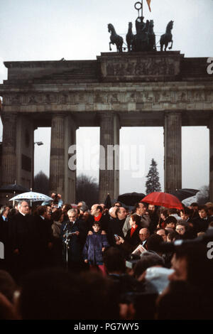 Bundeskanzler Helmut Kohl, DDR-Präsident Hans Modrow, und Westen und Osten Berlins Bürgermeister und Moper Giczy nehmen an der offiziellen Eröffnung des Brandenburger Tor. Stockfoto