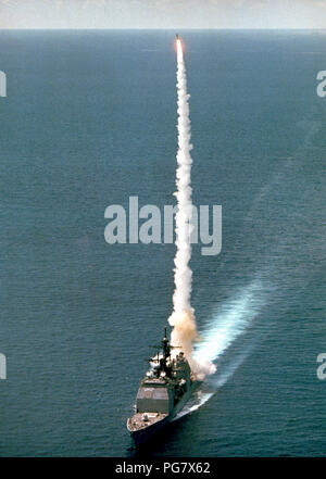 Ein port Bow View der Lenkwaffen-kreuzer USS CHANCELLORSVILLE (CG-62) Brennen eines vertikalen SM-1-Rakete starten. Stockfoto