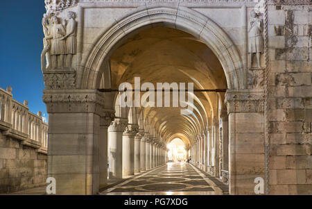 Panoramablick auf das Bild der alten Bögen der Doge's Palace St. Marc Square in Venedig, Italien Stockfoto