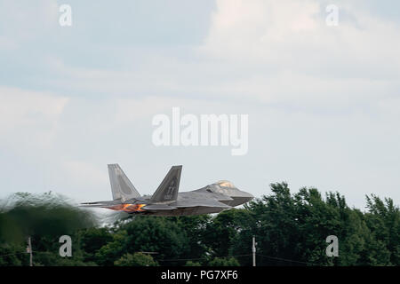 Oshkosh, WI - 28. Juli 2018: eine F-22 von der United States Air Force mit vollem Nachbrenner Stockfoto