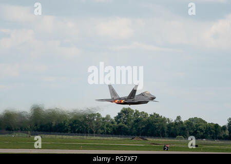 Oshkosh, WI - 28. Juli 2018: eine F-22 von der United States Air Force mit vollem Nachbrenner Stockfoto