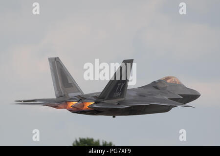 Oshkosh, WI - 28. Juli 2018: eine F-22 von der United States Air Force mit vollem Nachbrenner Stockfoto