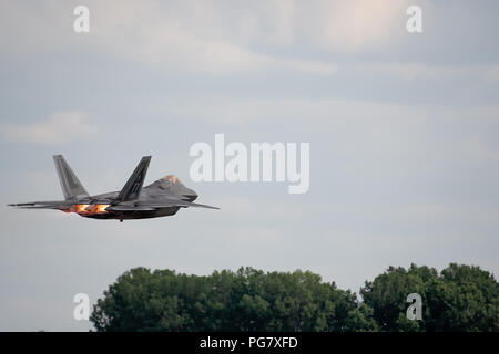 Oshkosh, WI - 28. Juli 2018: eine F-22 von der United States Air Force mit vollem Nachbrenner Stockfoto