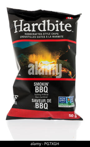 Winneconne, WI - 20. August 2018: ein Paket von Harbbite Smokin' BBQ Chips aus Kanada auf einem isolierten Hintergrund Stockfoto