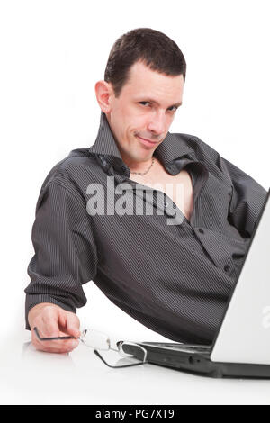Fröhlicher Kerl mit dem Laptop auf weißem Hintergrund Stockfoto
