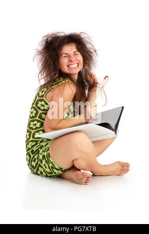Die fröhliche glückliche Mädchen sitzt sieht das Buch und lacht auf weißem Hintergrund Stockfoto