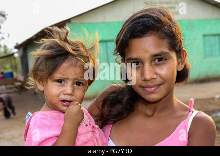 Managua, Nicaragua: 11. Mai 2017: Ein junges Mädchen hält ihre Schwester wie Sie warten ein Missionar, der Arzt für die Behandlung zu sehen. Stockfoto