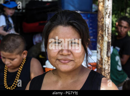 Managua, Nicaragua - 11. Mai 2017: Eine Frau wartet, Nahrung zu erhalten und einen Arzt aufsuchen, von einem amerikanischen Missionar Team ihre Kirche besuchen. Stockfoto