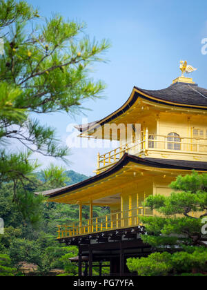 Kinkaku-ji (auch bekannt als Kinkakuji oder Rokuon-ji), der Tempel des Goldenen Pavillons, ist ein spektakulärer Zen-buddhistischer Tempel in Kyoto, Japan. Stockfoto