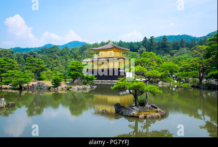 Kinkaku-ji (auch als kinkakuji oder Rokuon-ji bekannt), der Tempel des Goldenen Pavillon, ist berühmt zen-buddhistischen Tempel in Kyoto, Japan. Stockfoto