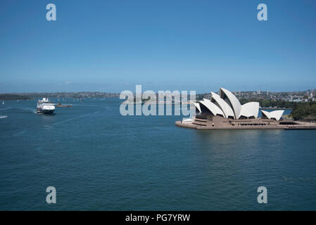 Blick von der Sydney Harbour Bridge Pylon Lookout, Blick auf den Garten, Oper und Kreuzfahrtschiff Annäherung an den Circular Quay. Stockfoto