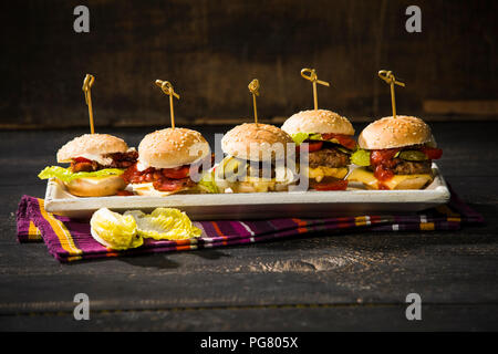 Mini Burger auf Platte Stockfoto