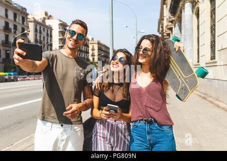 Drei glückliche Freunde eine selfie in der Stadt Stockfoto
