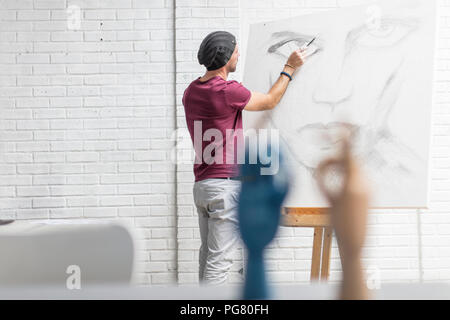 Künstler im Atelier Zeichnung Stockfoto