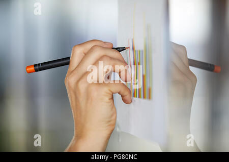 Handzeichnung Balkendiagramme auf Papier an der Glasscheibe Stockfoto
