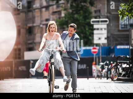 Gerne sorglos Paar mit dem Fahrrad in die Stadt Stockfoto