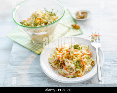 Nudelsalat mit Karotte, Nussbaum und Kresse Stockfoto
