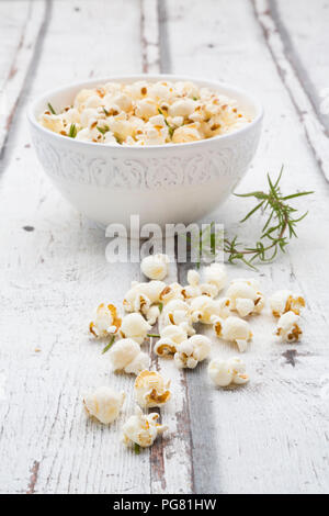 Hausgemachtes Popcorn mit Rosmarin und Parmesan Stockfoto