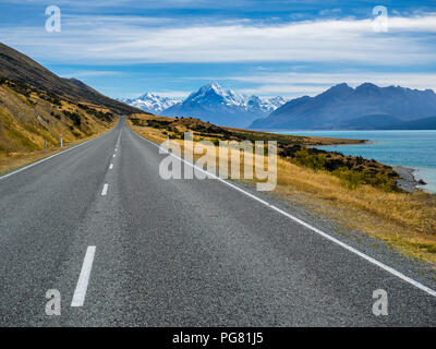 Neuseeland, Südinsel, leere Straße mit Aoraki Mount Cook und Lake Pukaki im Hintergrund Stockfoto